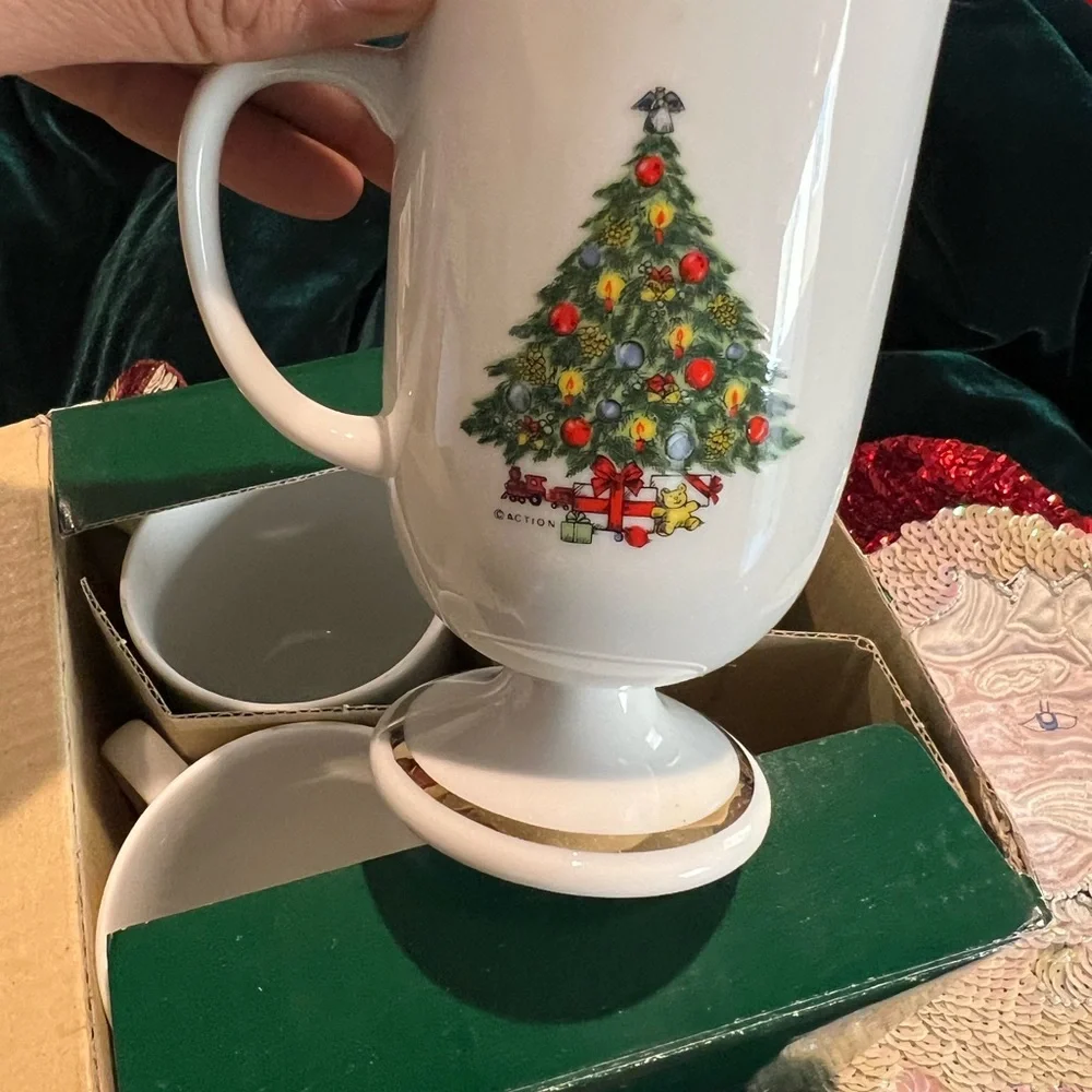 Vintage 1987 Christmas porcelain footed mugs with gold Trim‎